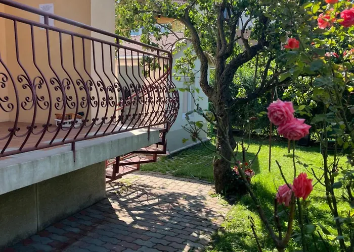 Apartment With Rose Garden & Free Parking