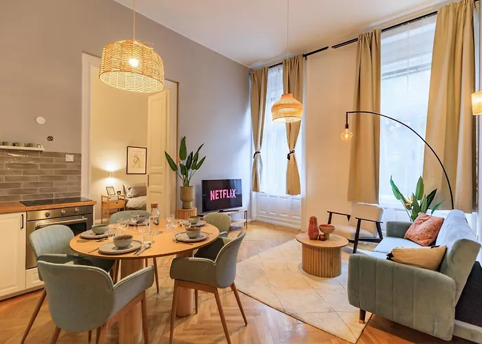 Central Designer 2 Bedroom Flat