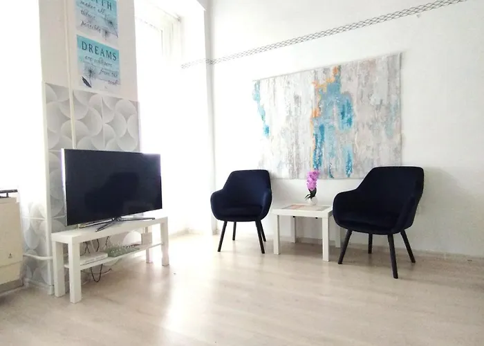 Free Parking Garage! Downtown Apartment Close To New York Cafe
