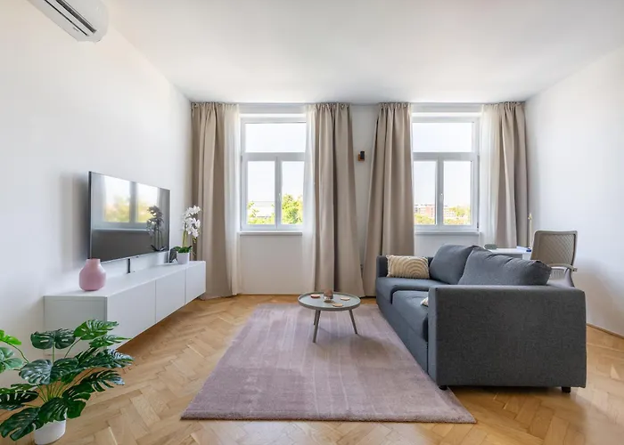 Spacious And Freshly Renovated Apartment