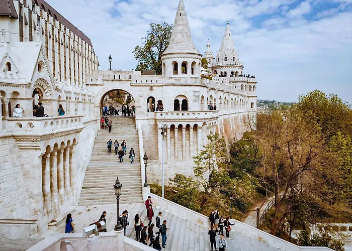 Designer Luxury Home Next To Dohany Synagogue With Balcony