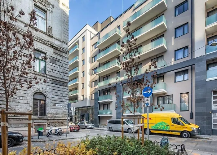 Cute Central Apartment With Balcony