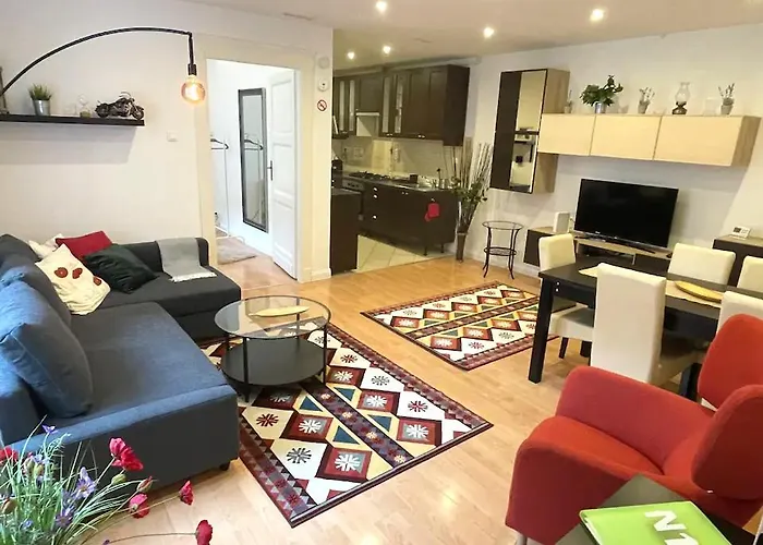 N16-Spacey, Modern Family Flat For 5