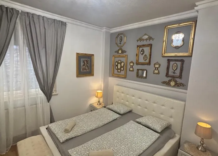 Exclusive Antique Apartment Next To The Fashion Street