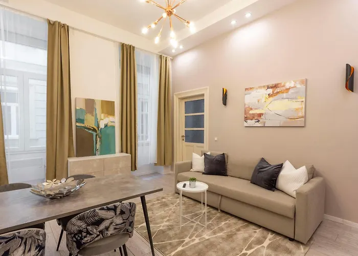 Quiet Center Apartment Near Heroes Square By Cavaland