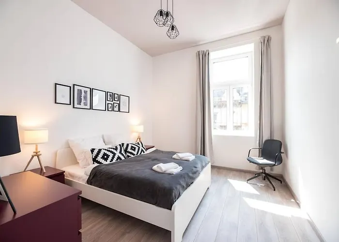 Extra Central Brand New Large Home With Air Con