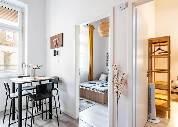 A Cozy Stay For City Wanderers