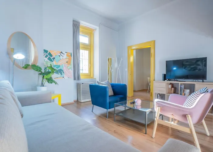 Klau10 Studio Apartment In Party District.