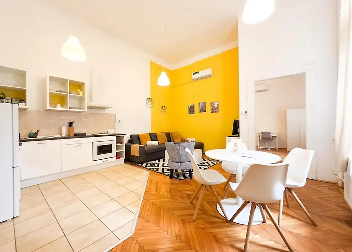 Bright & Peaceful 1Br Apt In Central Budapest - Yellow House