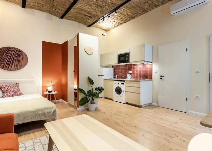 Cozy Apartment In Akacfa St, Sun
