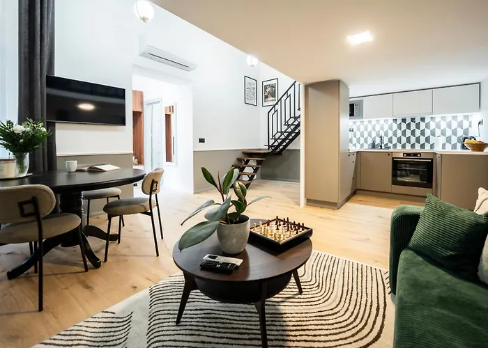 Garden Retreat For Two! Brand New II