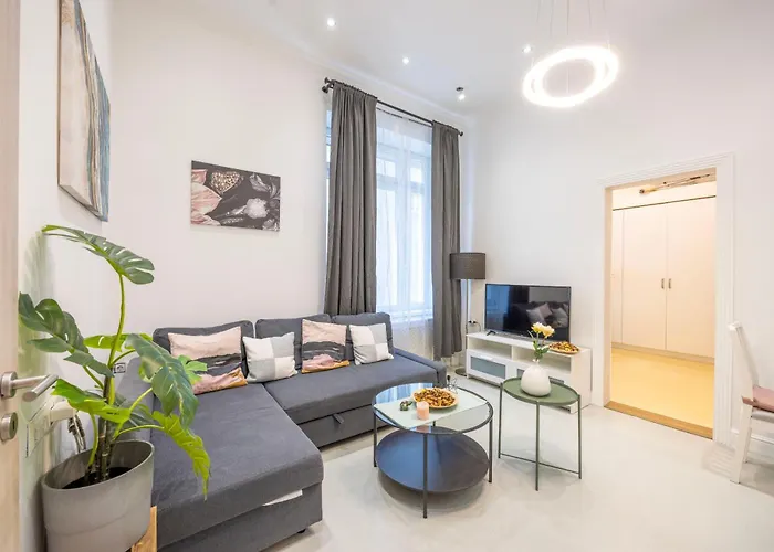 Deluxe & Cozy 3Bedroom Suites Next To The Fashion St