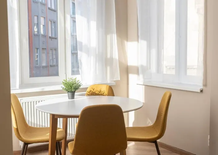 New And Spacious Apt In Downtown