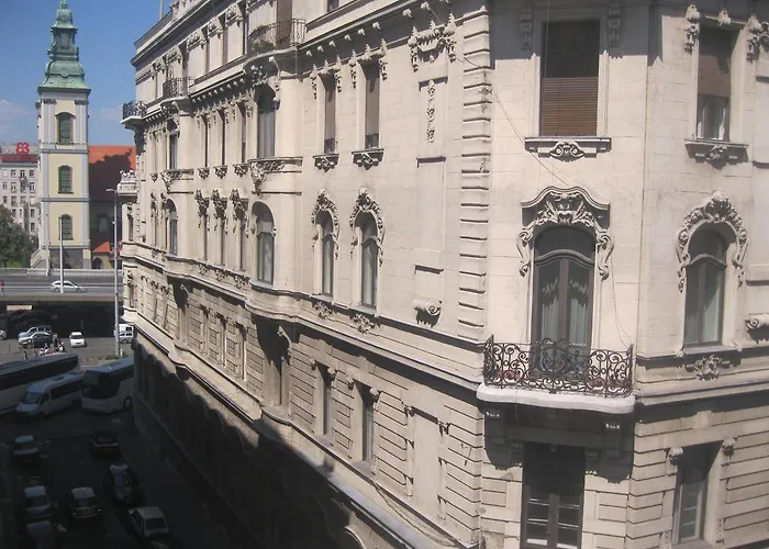 Classical Apartment In Downtown