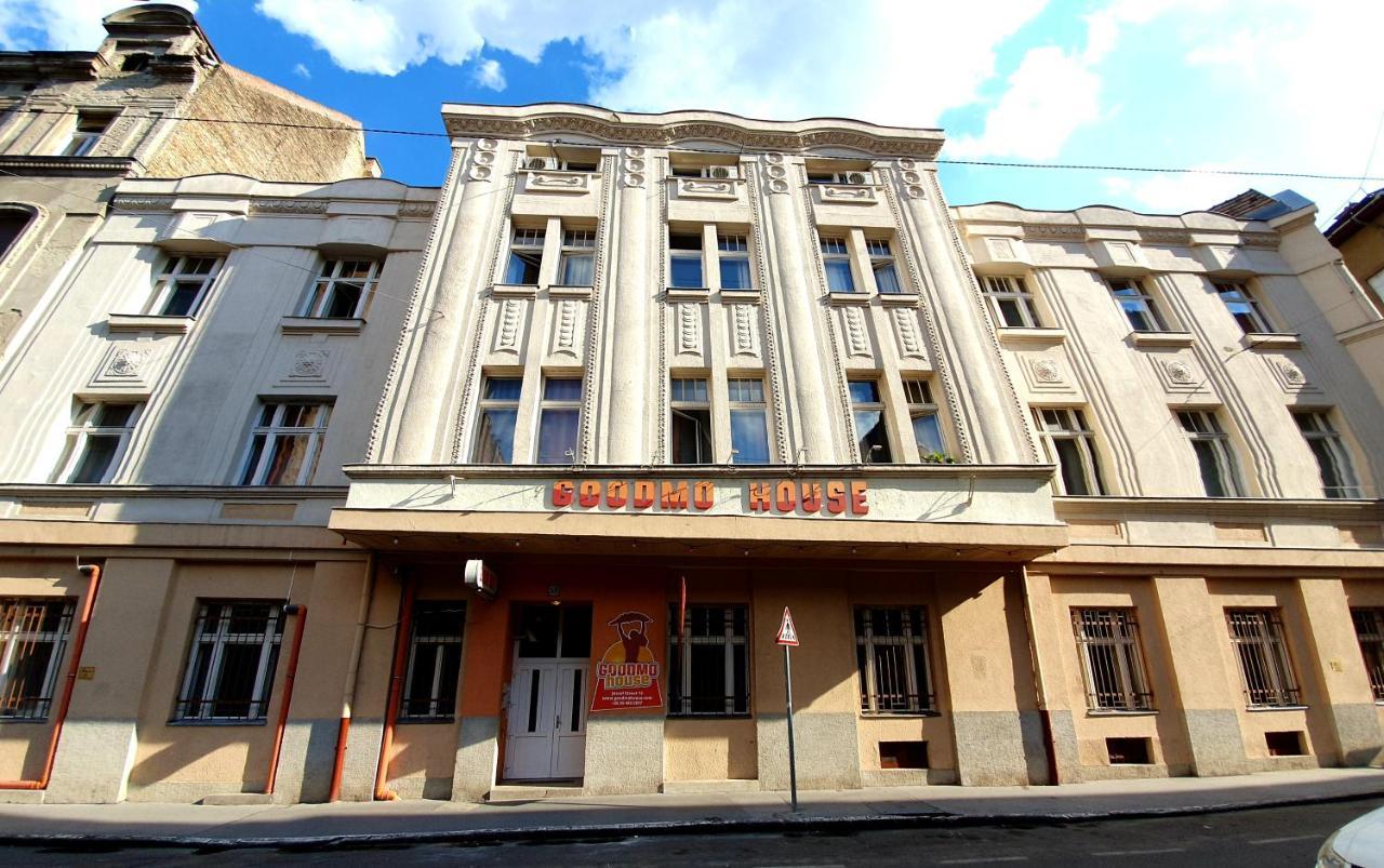 Hostal Goodmo House *