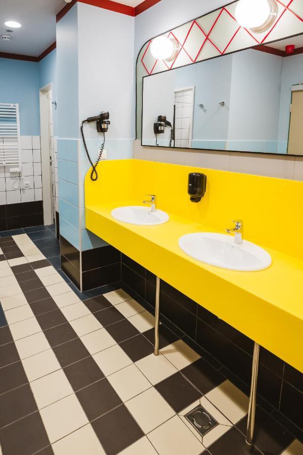 Maverick Athenaeum Hostal *