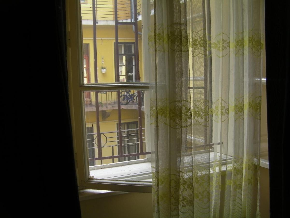 Operahouse Hostel *