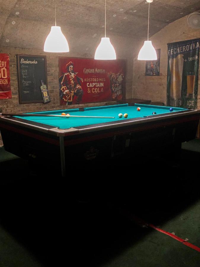 Whole Basement Former Pub2 For Stag Do, Men's Cave Appartamento