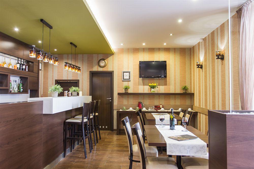 21 And 3* Budapest