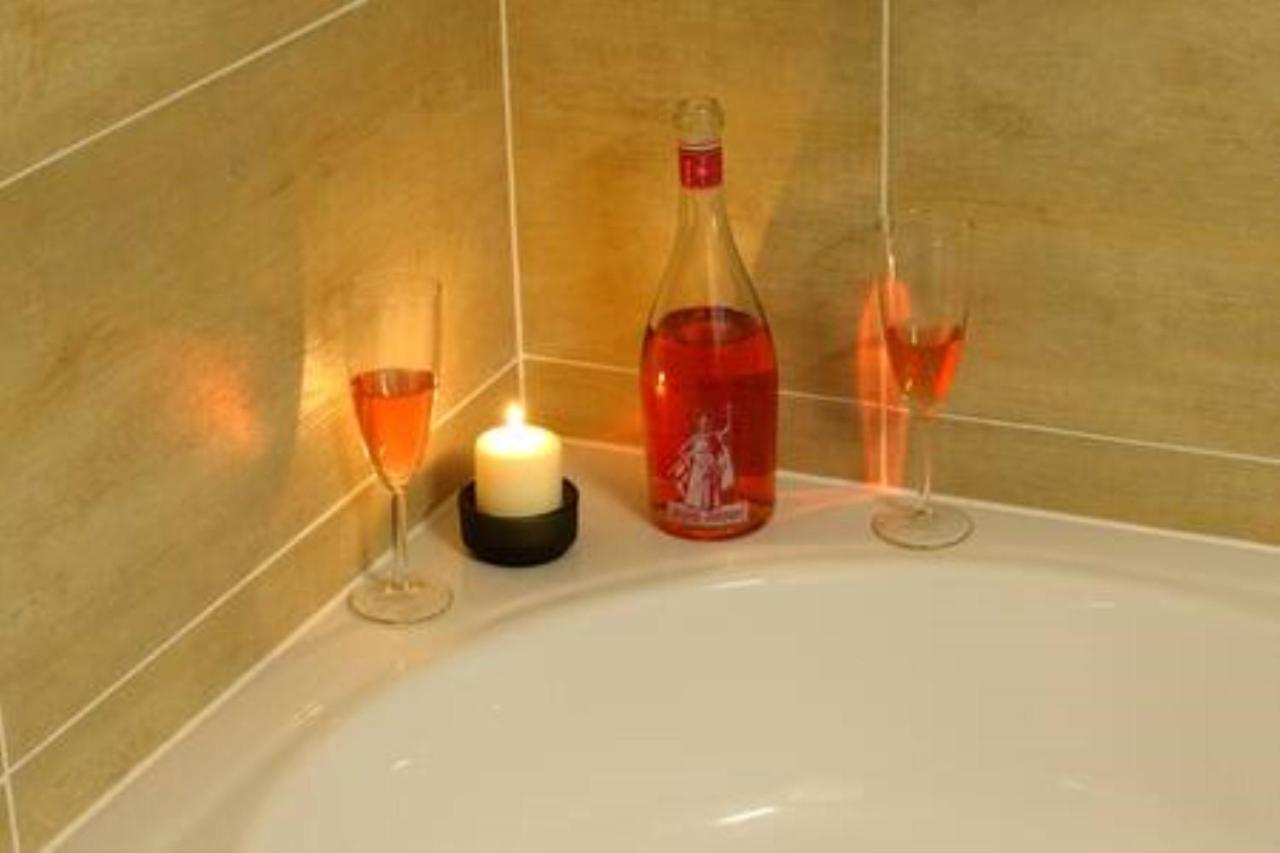 Orangehomes Two Bedroom Raday Str. Apartment *