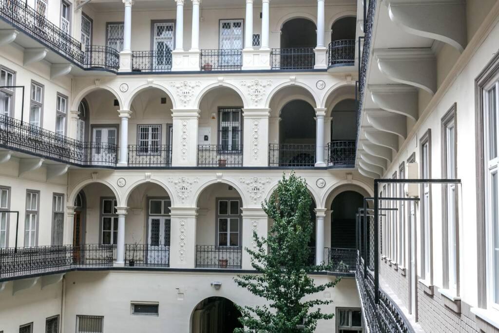 Your Gorgeous And Spacious Dream Free Parking Apartment *