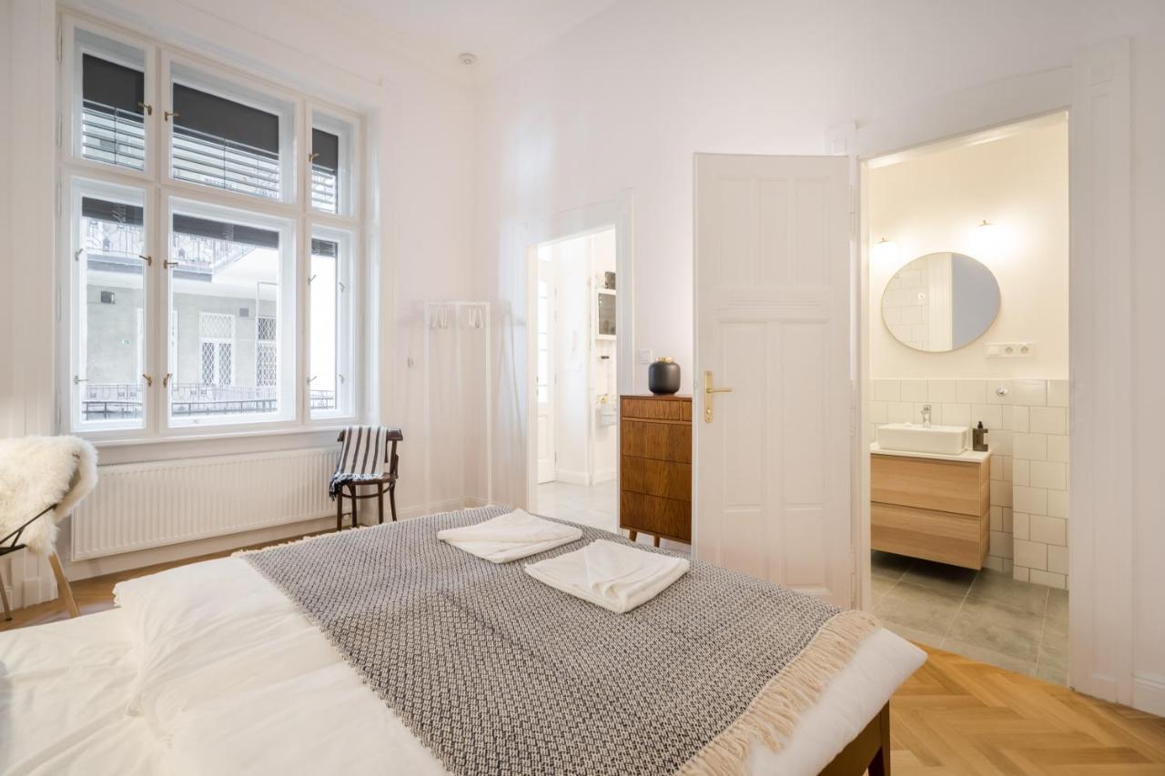 Apartment Bpr Scandi - Designer At Kiraly Street With Ac *