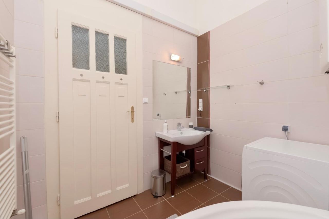 Corvina With Free Private Parking Apartment