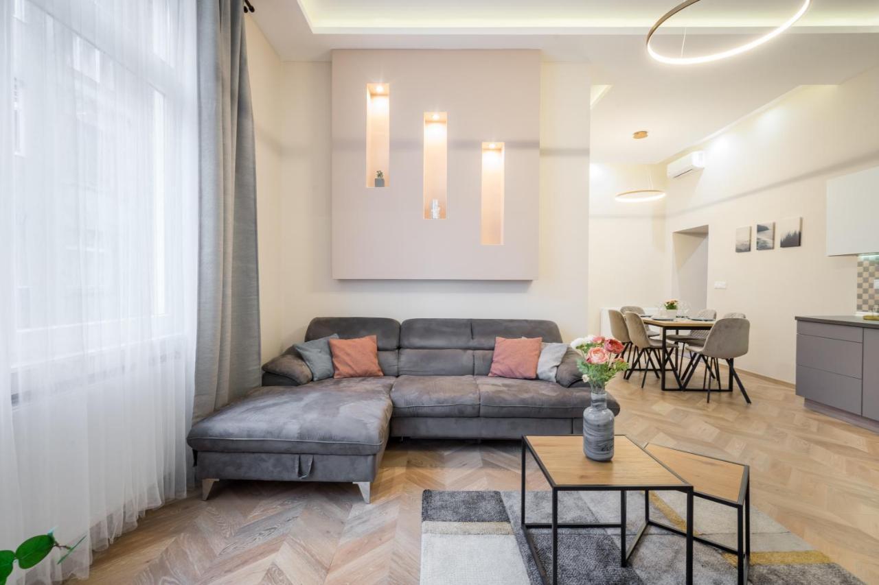 3 Bedrooms Bright Flat In The Heart Of The -free Parking Need Reservation Apartamento