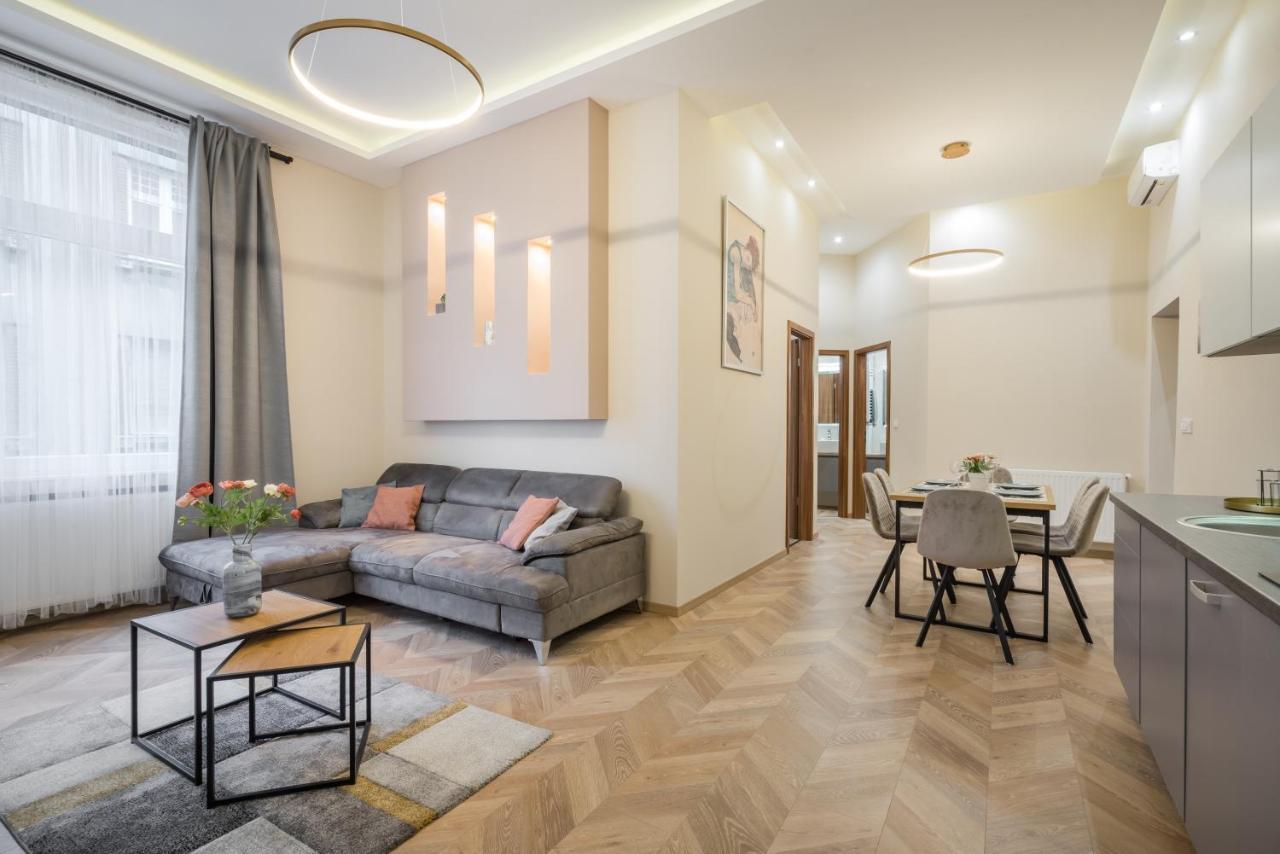 3 Bedrooms Bright Flat In The Heart Of The -free Parking Need Reservation