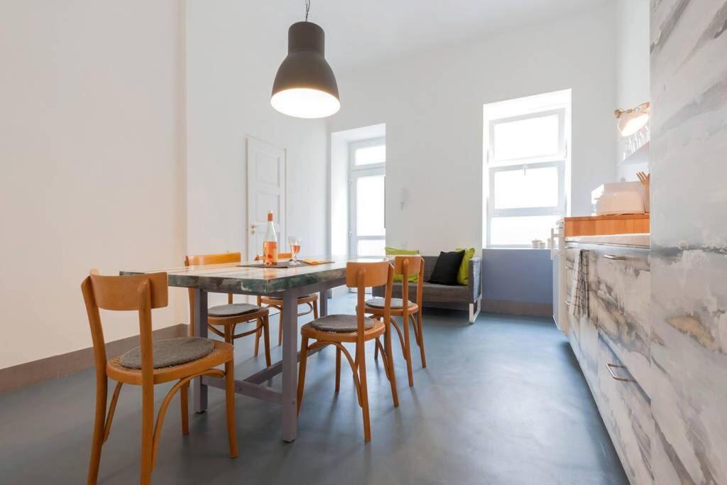 Modern Stylish 2 Bedroom *