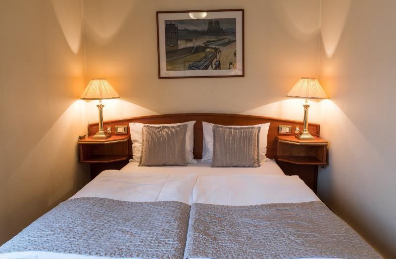 Onriver Hotels - Ms Cezanne Botel