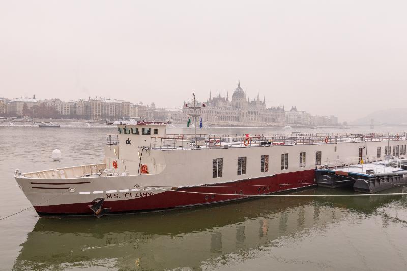 Onriver Hotels - Ms Cezanne