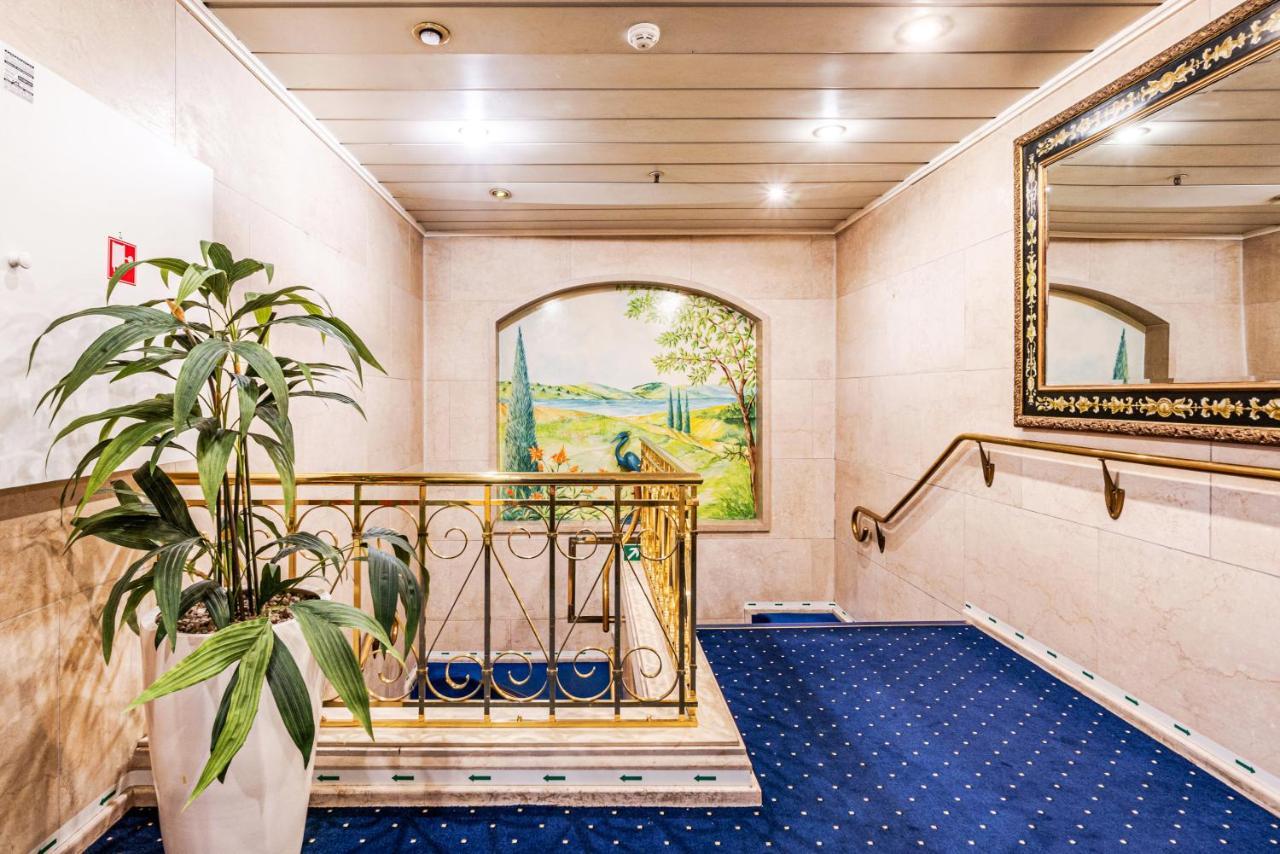 Onriver Hotels - Ms Cezanne
