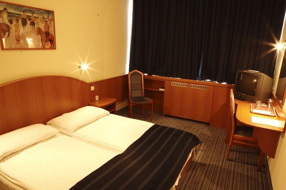 Hotell Benczur 3*