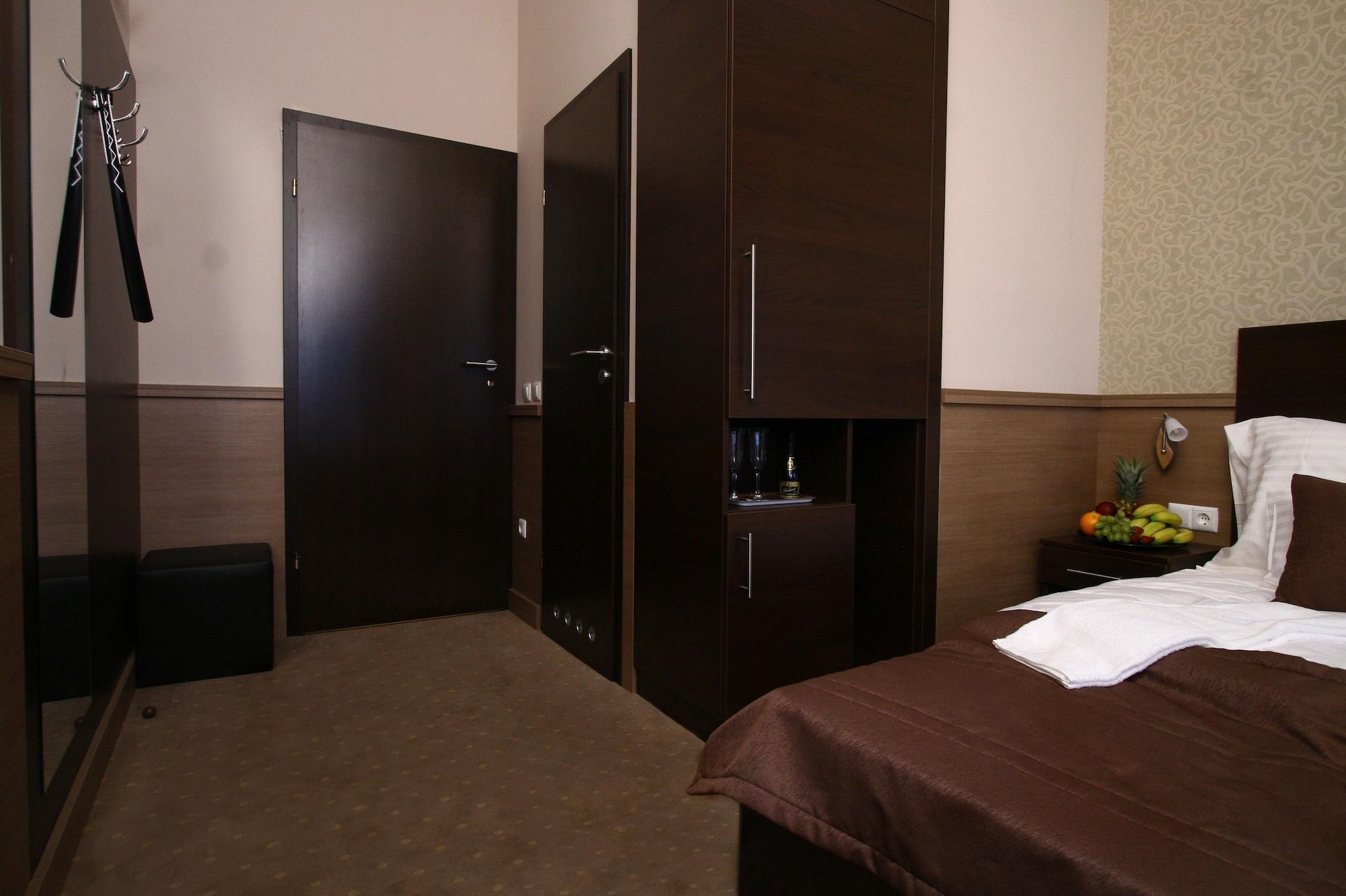 21 And 3* Budapest