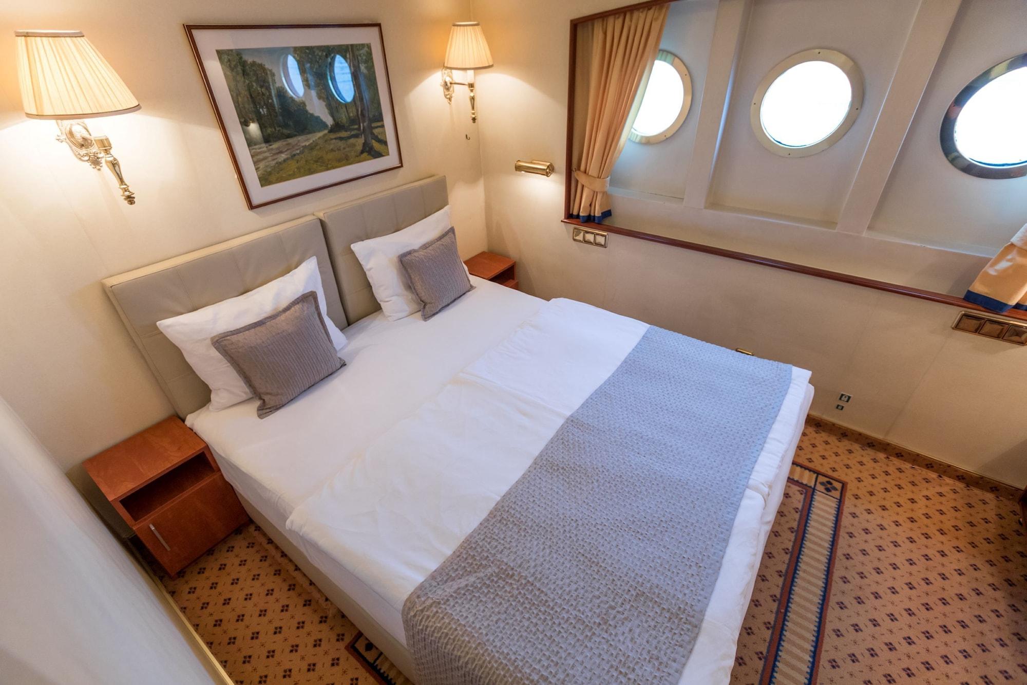 Onriver Hotels - Ms Cezanne Botel 4*