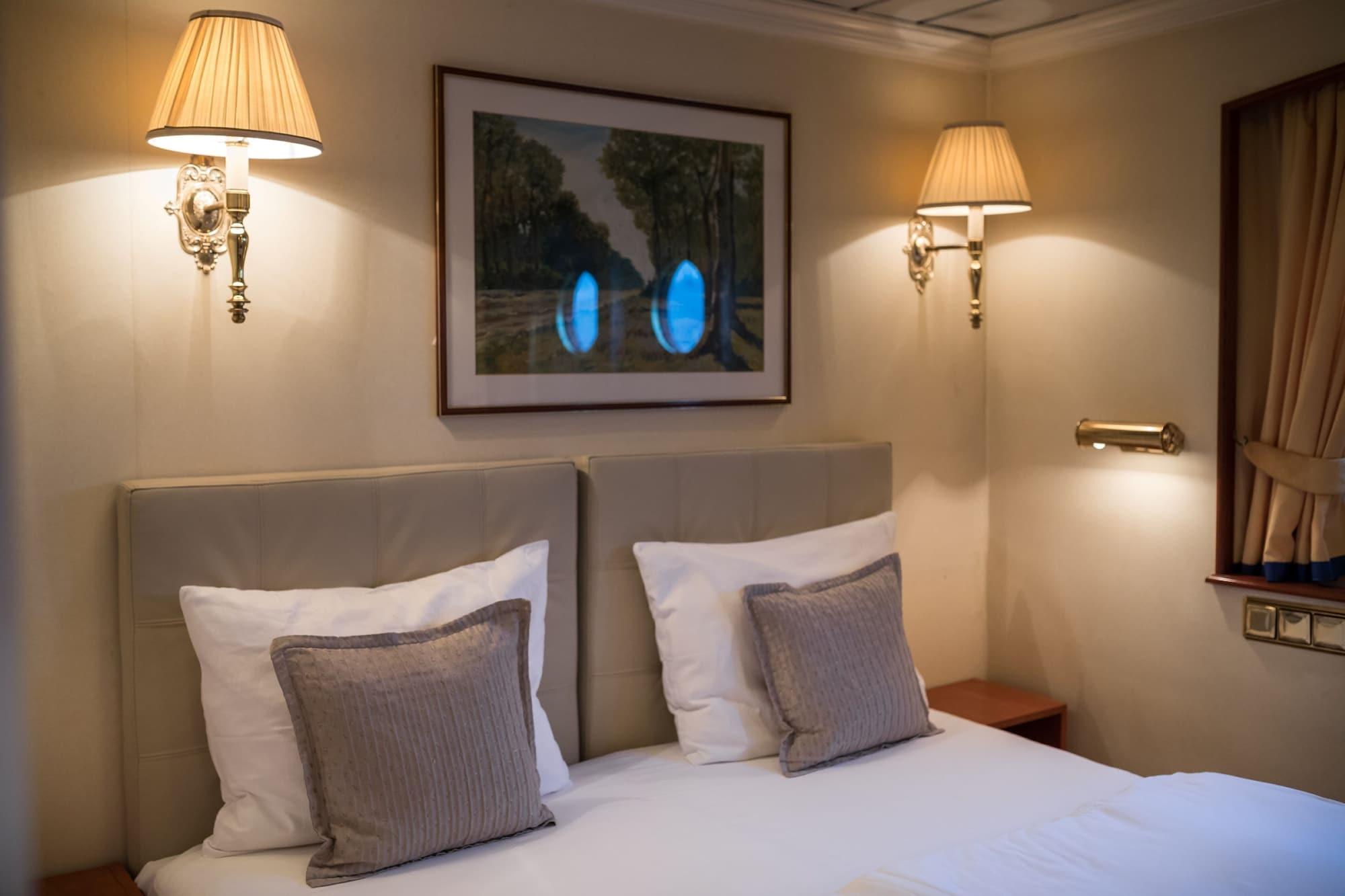 Onriver Hotels - Ms Cezanne