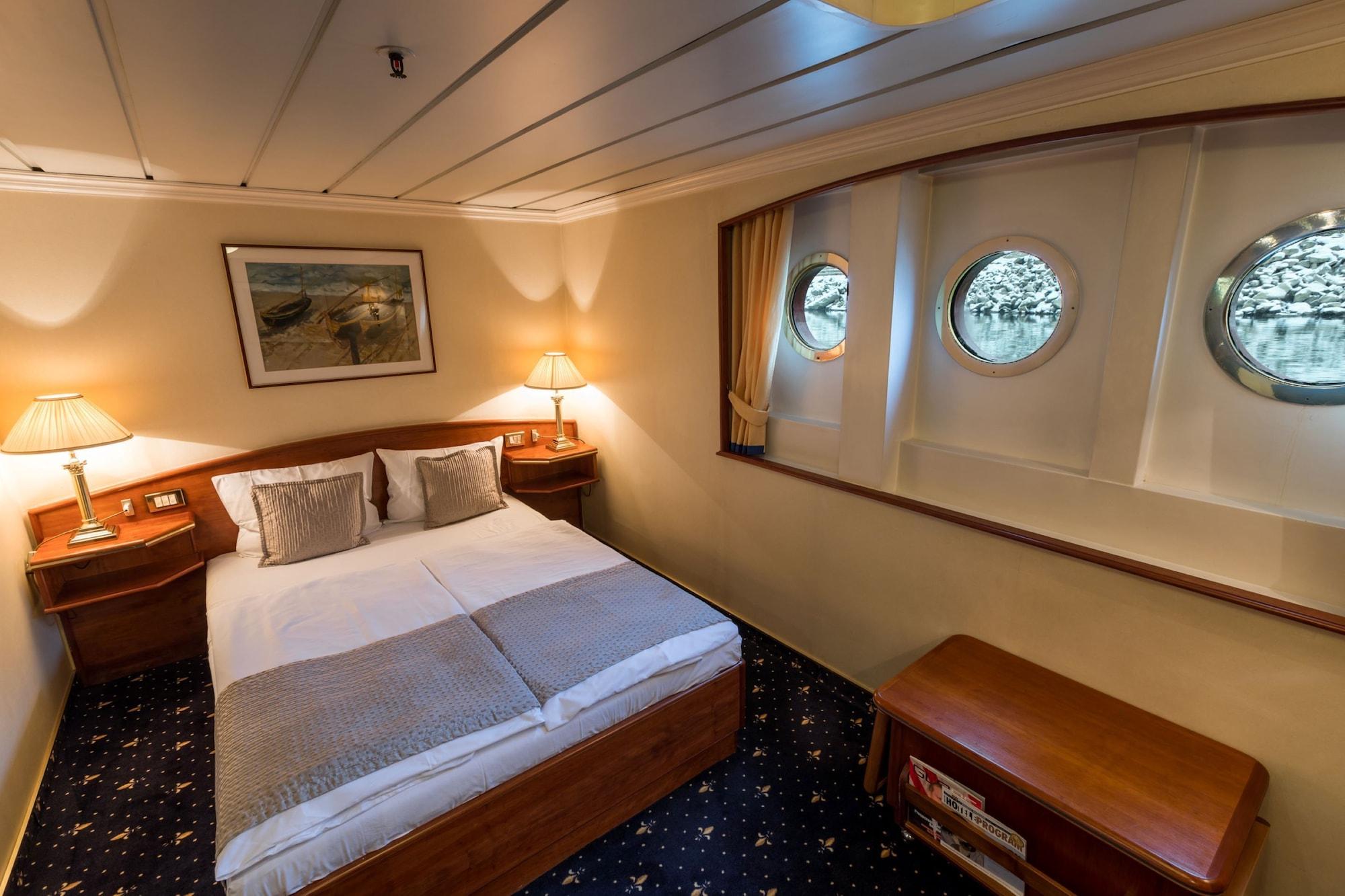 Onriver Hotels - Ms Cezanne Botel Budapest