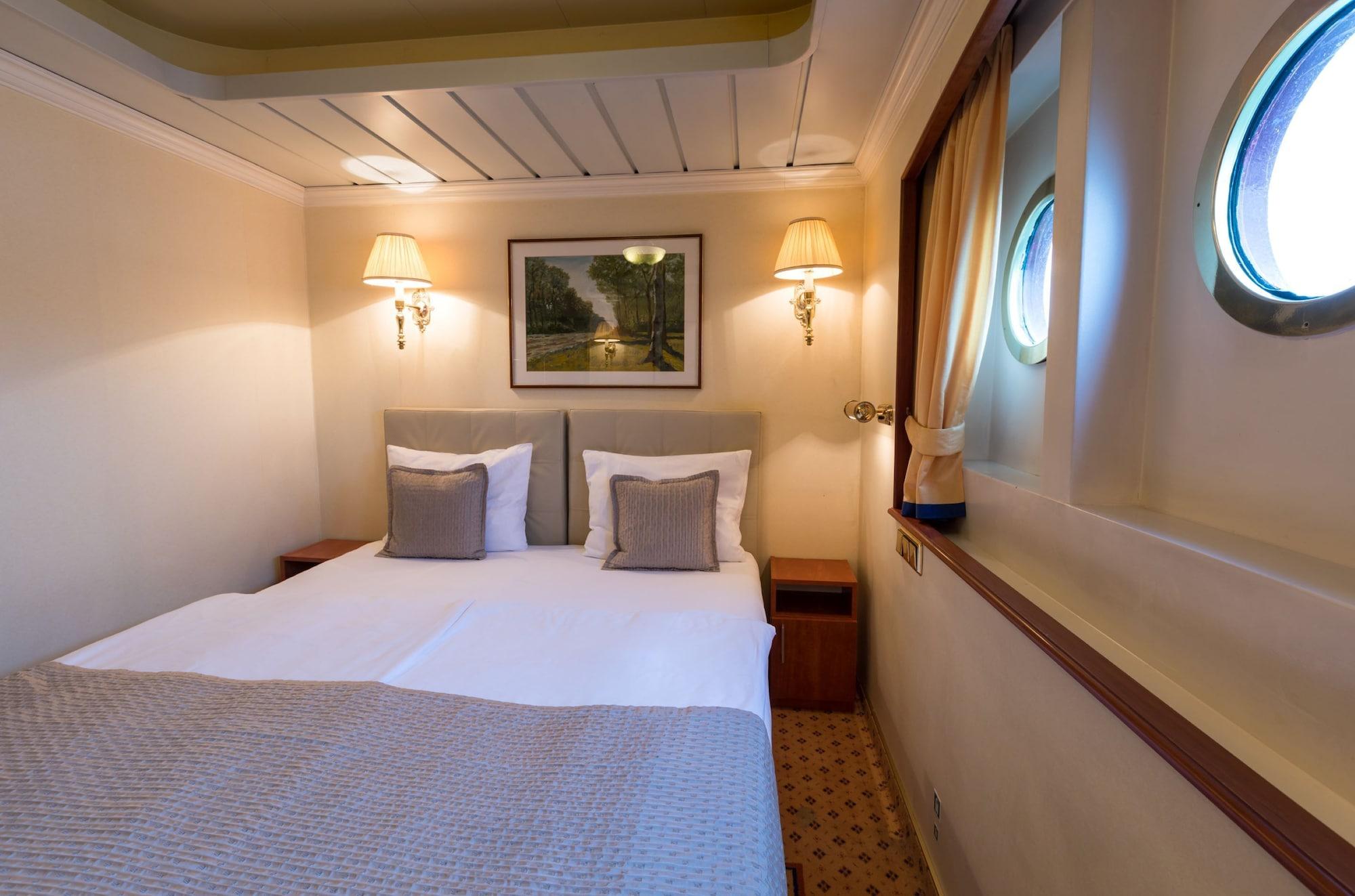 Onriver Hotels - Ms Cezanne