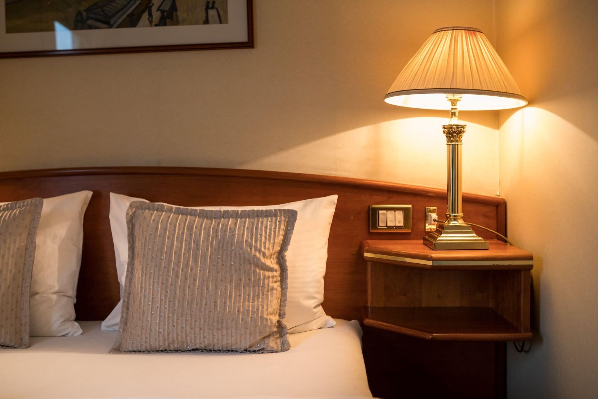 Onriver Hotels - Ms Cezanne
