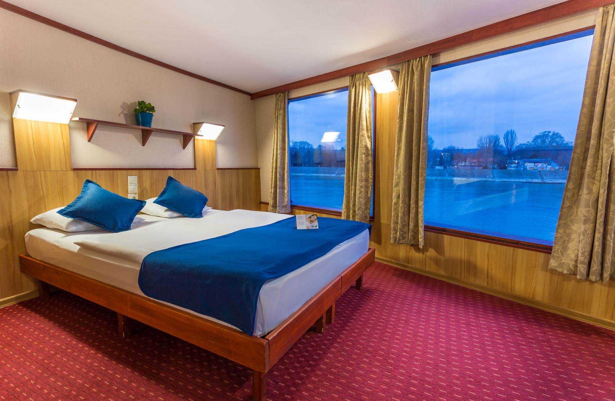 Botel Fortuna Boat 3*