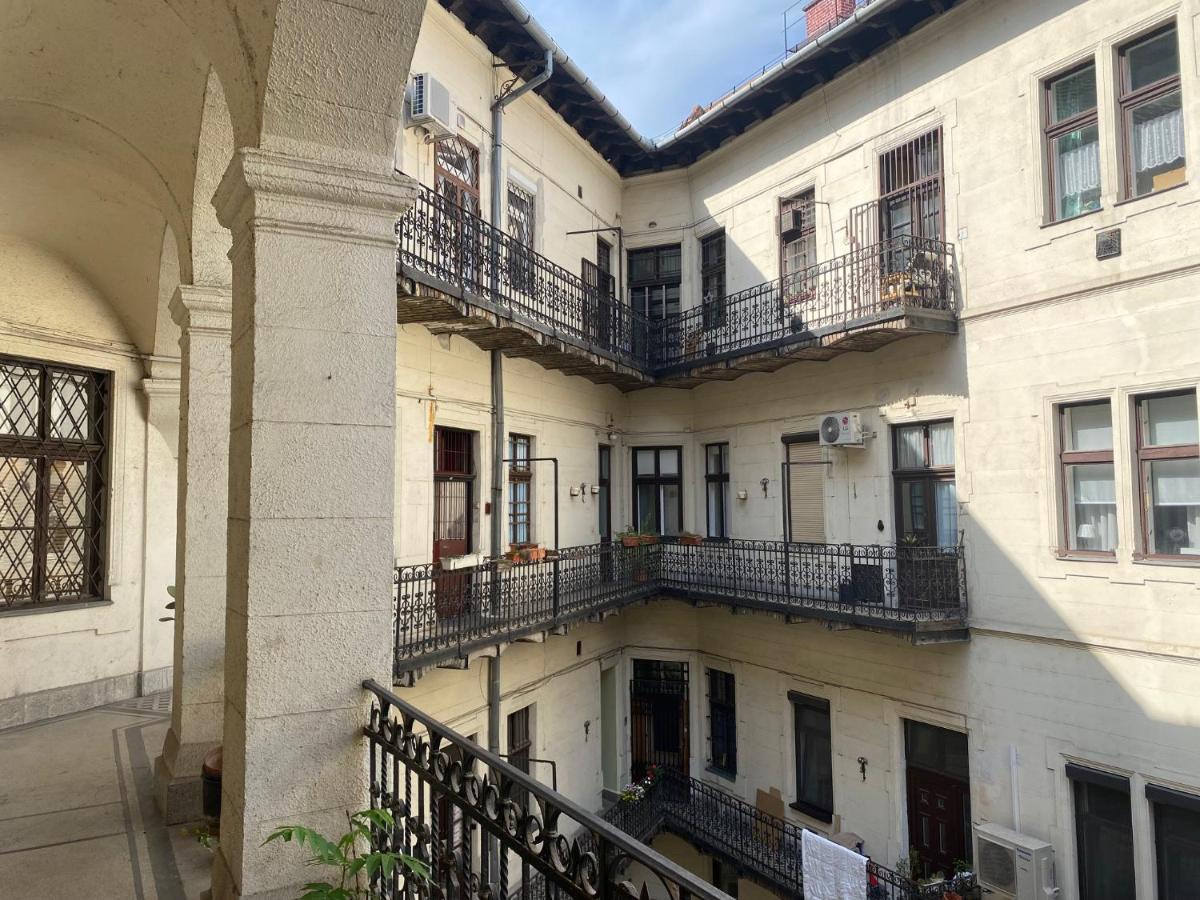 Urban Haven - 3 Beds, 3 Baths, Free Parking, Near Market *