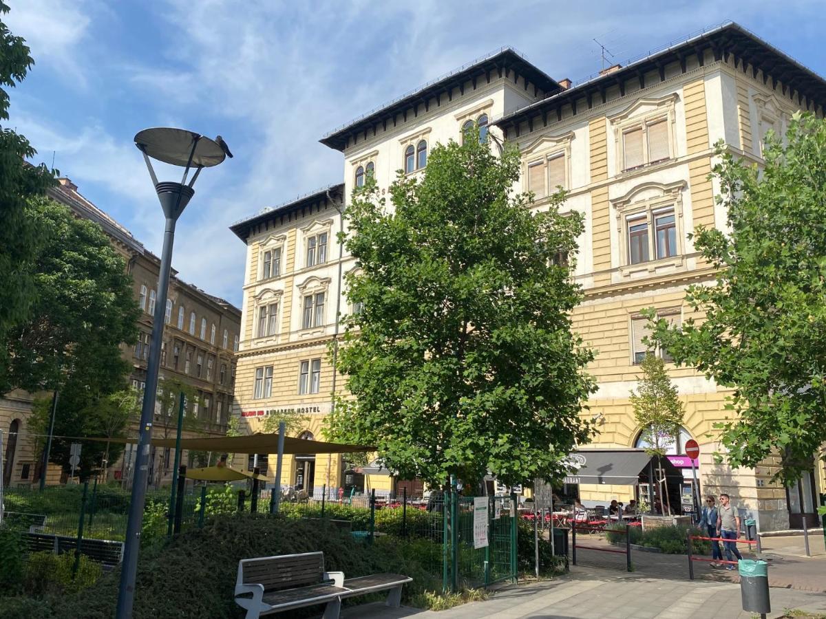 Apartment Urban Haven - 3 Beds, 3 Baths, Free Parking, Near Market Budapest