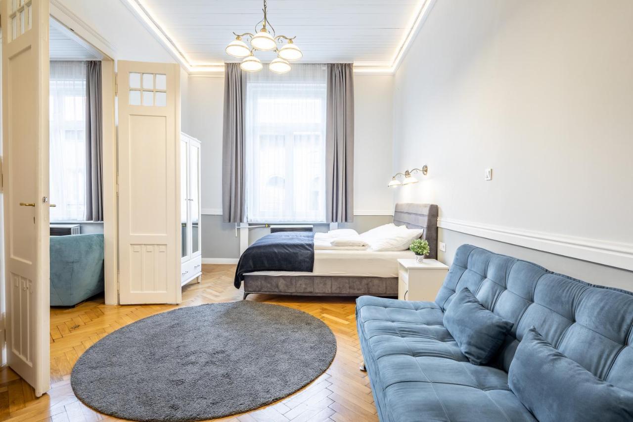 Luxurious At Center *