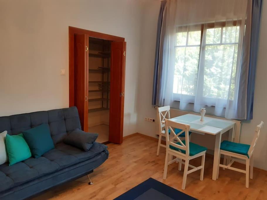 House W Little Tropical Garden Apartment