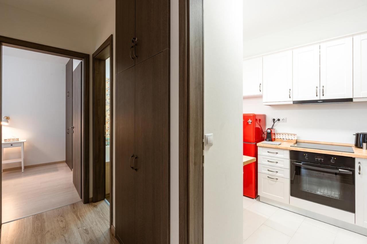Modern & Newly Built With Private Garage