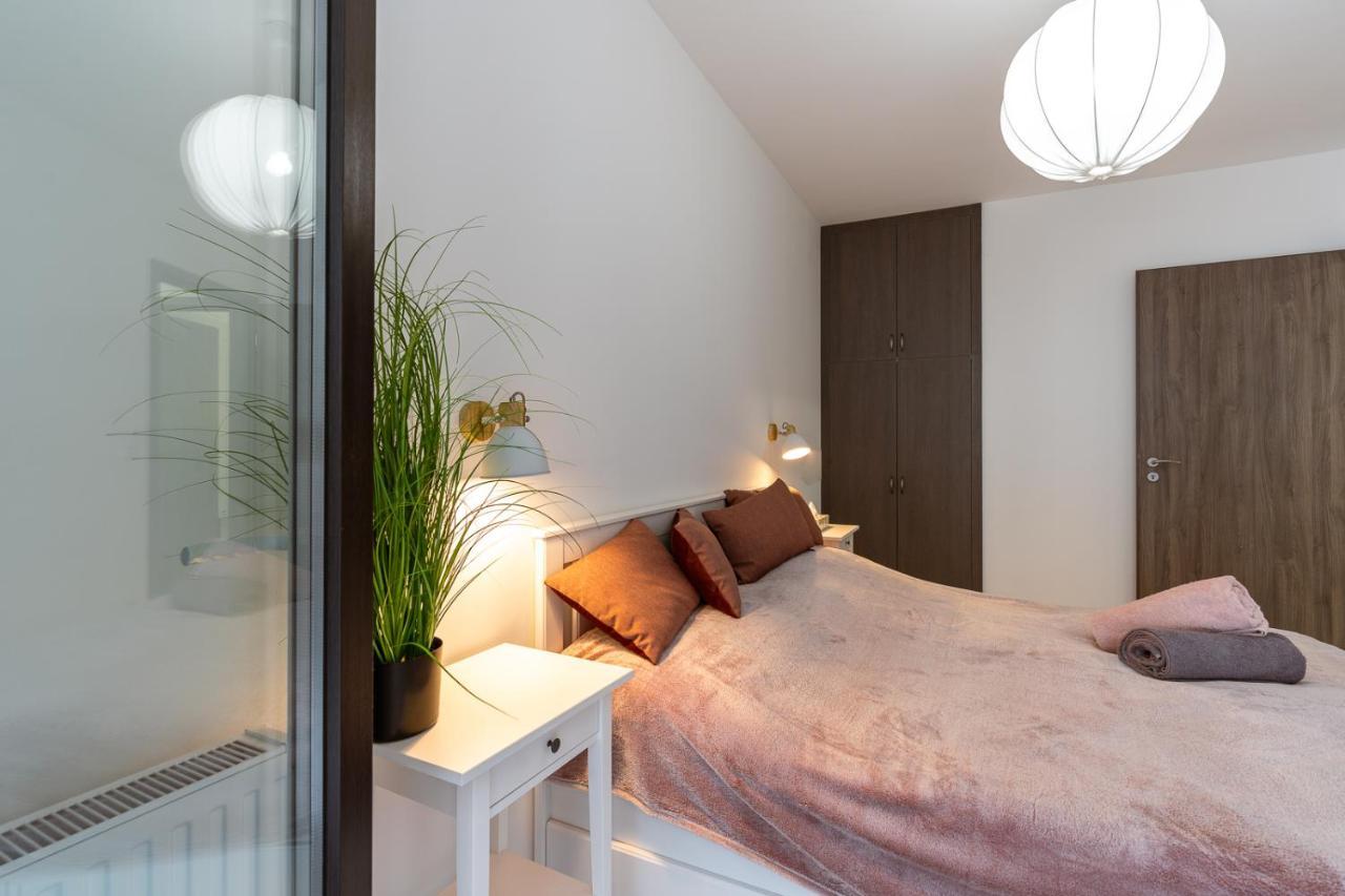 Modern & Newly Built With Private Garage *