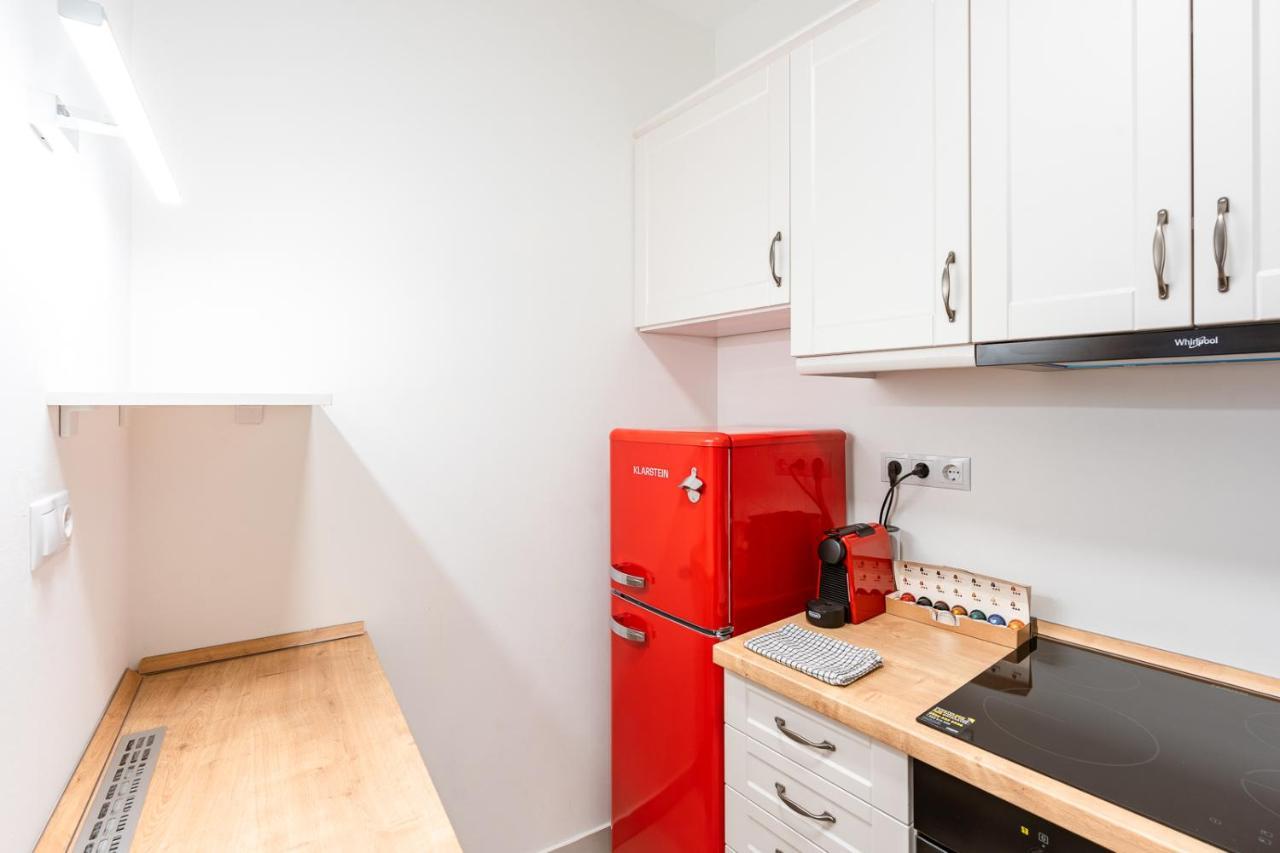 Modern & Newly Built With Private Garage