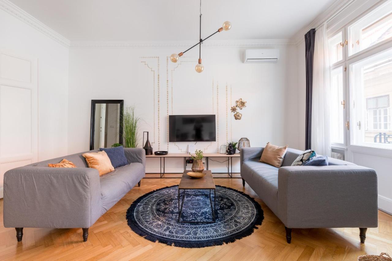 Style & Harmony In The Absolute Center Of Apartamento Budapest