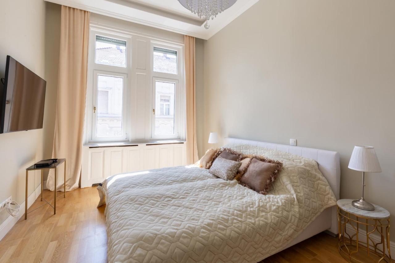 Designer Luxury In The Jewish Quarter Apartment